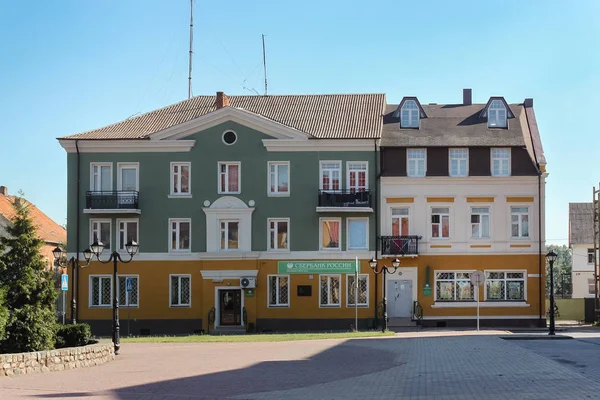 Vista de los edificios históricos en la Plaza del 50 aniversario en Victoria en Pravdinsk . — Foto de Stock