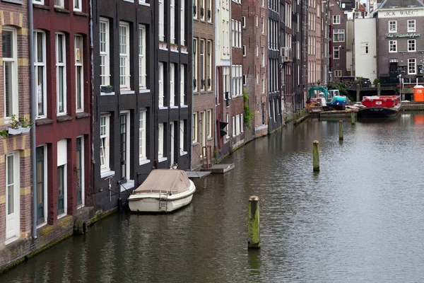 Vista desde la calle Prins Hendrikkade hasta los antiguos edificios históricos holandeses . — Foto de Stock