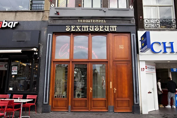 Amsterdam'da Venustempel Sexmuseum için giriş kapısı için önden görünüm.