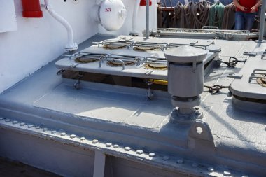 Ünlü barque Kruzenshtern (önceden Padua) üzerinde kabinlerin Kaliningrad deniz limanda palamarla. 