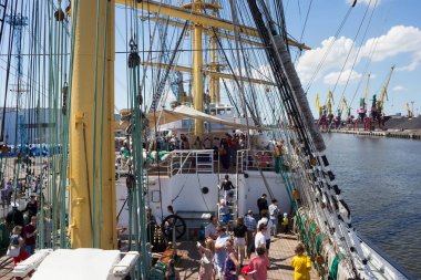 Turist barque Kruzenshtern (önceden Padua) güvertede Kaliningrad Sea Port iskele içinde demirleyen. 