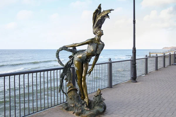 Socha mořské panny Undine na promenádě Svetlogorsk s Baltským mořem na pozadí. — Stock fotografie