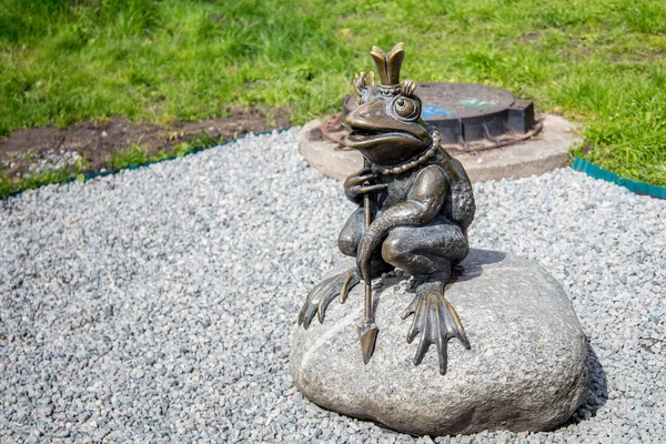 Sculptuur van de legendarische kikker prinses in het Yunost kinderpark (jeugd Park) in Kaliningrad. — Stockfoto