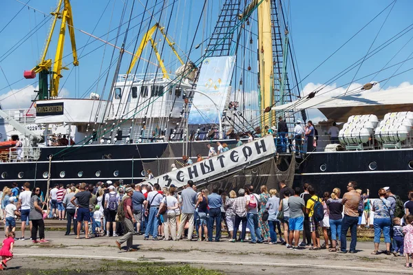 Merdivenlere tarihi barque Kruzenshtern (önceden Padua) Kaliningrad Sea Port iskele içinde demirleyen. 