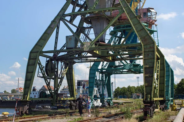 Тяжелые портовые краны в Калининградском морском рыболовецком порту. — стоковое фото