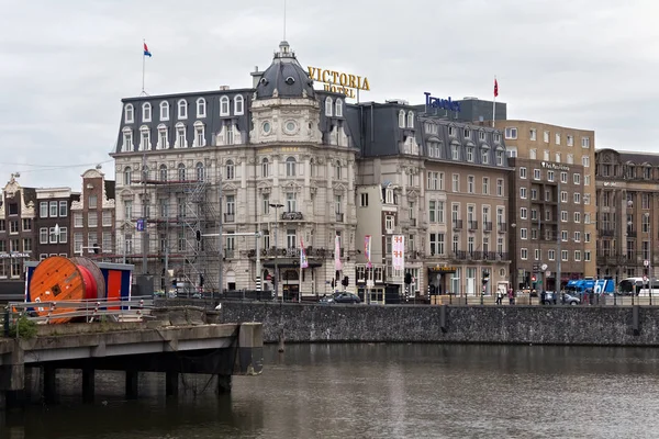 查看维多利亚酒店 (打开于 1890) 在 Prins Hendrikkade st, 靠近阿姆斯特丹中央站. — 图库照片