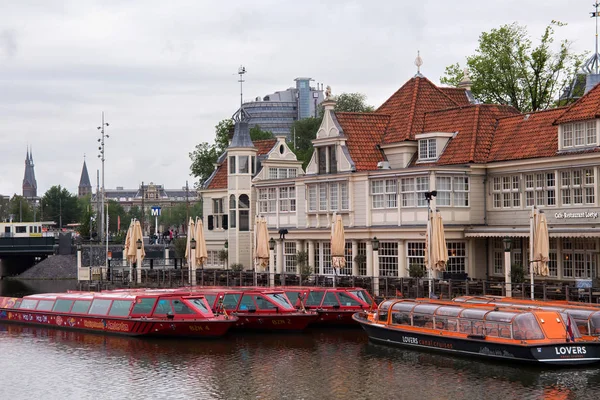 Turistbyrån och kafé-restaurang Loetje nära Amsterdam Centraal station. — Stockfoto