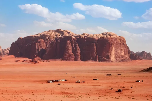 Wadi Rum çölde Ürdün için havadan görünümü. — Stok fotoğraf