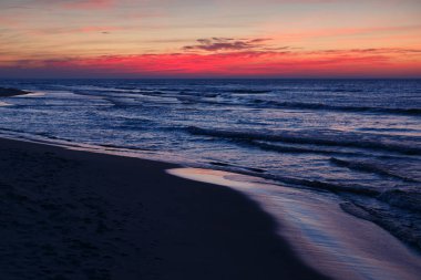 Güzel dramatik günbatımı deniz manzarası.