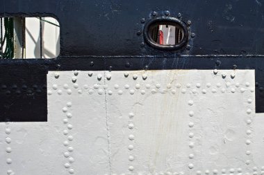 Tarihi barque Kruzenshtern (önceden Padua) Kaliningrad deniz limanda palamarla perçinli gövde. 