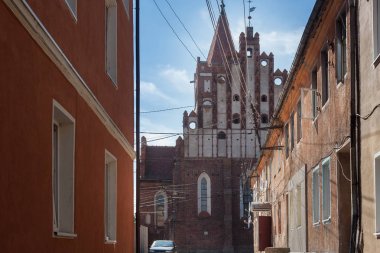 Eski dar sokak, Kaliningrad Oblast, Rusya Federasyonu, Kilise St büyük şehit George Pravdinsk (Friedland) Victorious görünümünden. 