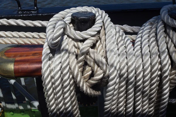 Sicherungsnadeln aus Stahl mit Seilen. — Stockfoto