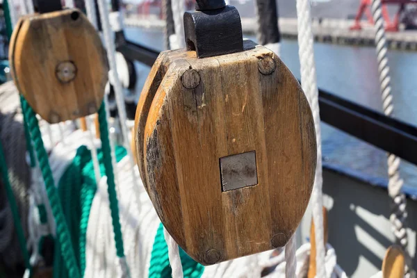 Holzklötze als Teil der Takelage auf einem Segelschiff. — Stockfoto