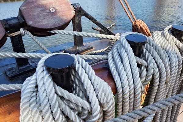 Sicherungsnadeln aus Stahl mit Seilen auf einem Segelschiff. — Stockfoto