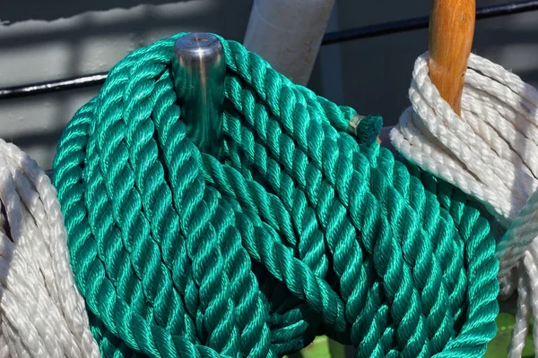 Dikke groene touwen op een zeilschip. — Stockfoto