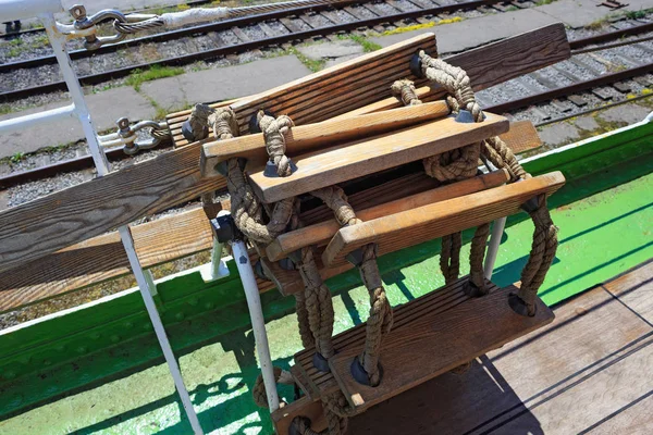 Holz-Strickleiter auf einem Segelschiff. — Stockfoto
