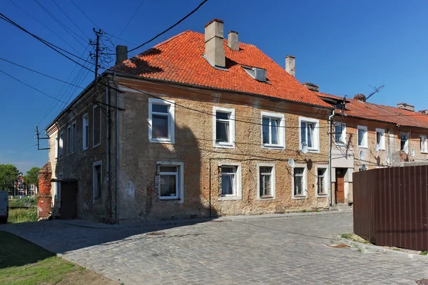 Blick auf die alten deutschen schäbigen Gebäude in Prawdinsk (ehemals friedland), Russland. — Stockfoto