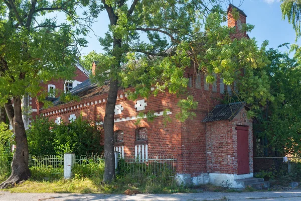 Widok na stary niemiecki z czerwonej cegły w Pravdinsk (wcześniej Friedland), Rosja. — Zdjęcie stockowe