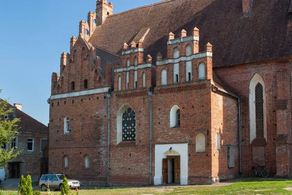 Fachada lateral da Igreja de São Mártir Jorge, o Vitorioso em Pravdinsk (Friedland anterior), oblast de Kaliningrado, Rússia . — Fotografia de Stock