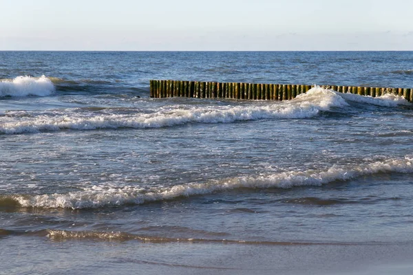 Stary niemiecki falochronu na wybrzeżu Morza Bałtyckiego. — Zdjęcie stockowe