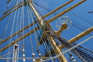 İndirdi yelkenleri olan bir yelkenli gemi direkleri.