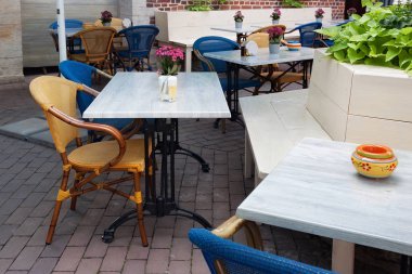 Masa ve ahşap sandalye.