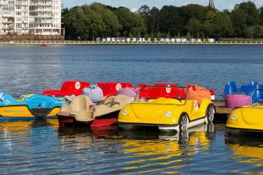 Kaliningrad Merkezi üst gölde su Bisiklet park. 