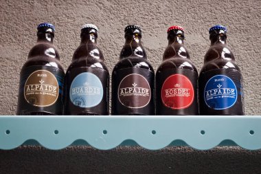 Belçika bira Nieuwhuys ürünlerin ana bira ile raf. 