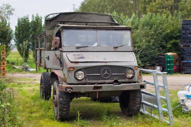 Eski paslı ordu kamyonu Unimog 404. 