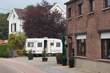 Karavan römork Flaman Brabant köyde Herkenroot Merkezi sokakta.