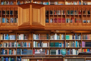 Tarihi Kütüphanesi Leuven Katolik Üniversitesi'ndeki ahşap kitap rafı.