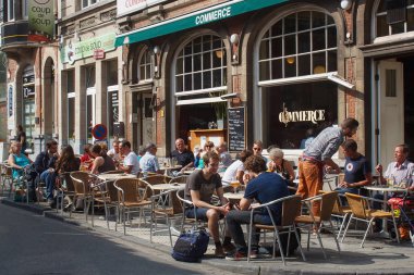 Bilinmeyen insanlar Leuven Merkezi Herbert Hooverplein Caddesi üzerinde açık bir kafede dinlenme.