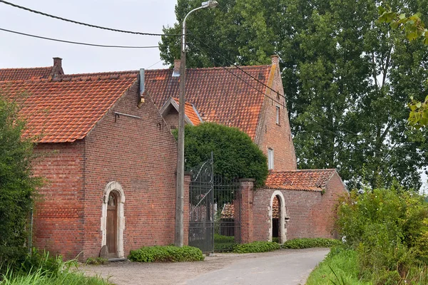 Staré červené cihlové budovy v evropském provincii — Stock fotografie