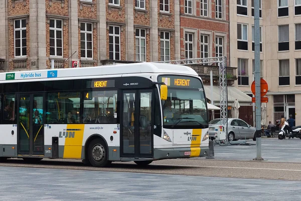 Transport en bus public sur la place des martyrs (Martelarenplein) à Louvain près de la gare . — Photo