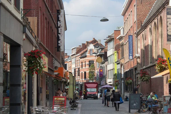 Una de las calles centrales de Lovaina. La ciudad es la capital de la provincia de Brabante Flamenco en Bélgica . —  Fotos de Stock