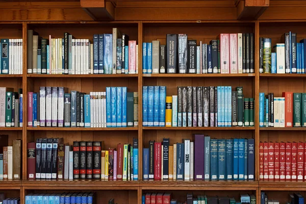 Tarihi Kütüphanesi Leuven Katolik Üniversitesi'ndeki ahşap kitap rafı. 