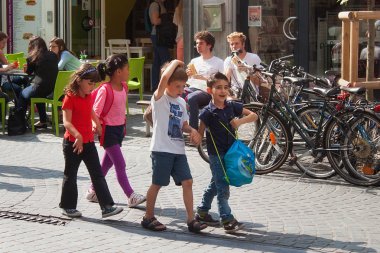 Bilinmeyen grup Leuven şehir merkezinde etrafında bir yürüyüş üzerinde Anaokulu Çocuk. 