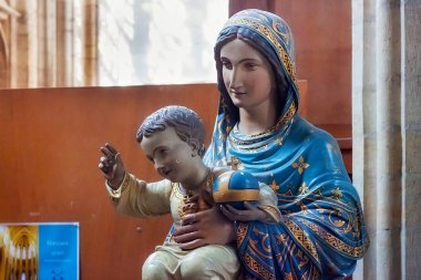 St. Peter Kilisesi İsa bebekle Meryem heykeli. 