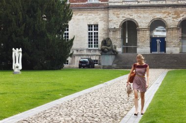 Pauscollege (Papa'nın üniversite arka plan üzerinde bilinmeyen genç kadın).