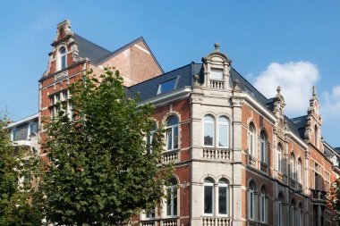 Eski tarihsel kırmızı tuğla bina Leuven oteli.