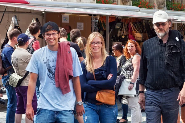 Ismeretlen fiatal ember sétál a Leuven központjában, a Grote Markt (fő tér). — Stock Fotó