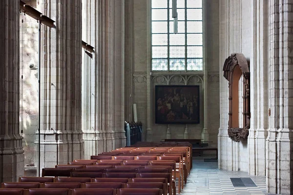 Sida mittskeppet i den berömda St. Peter's Church i Leuven. — Stockfoto