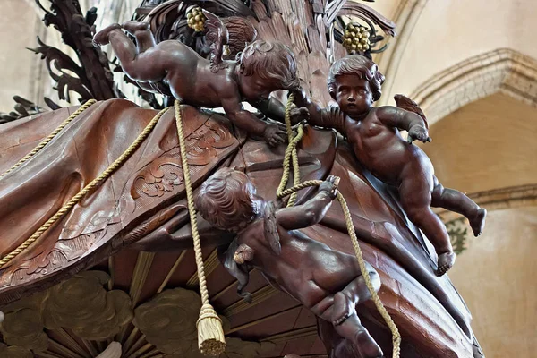 Ángeles en las imágenes de bebés tallados en madera en la Iglesia de San Pedro . — Foto de Stock