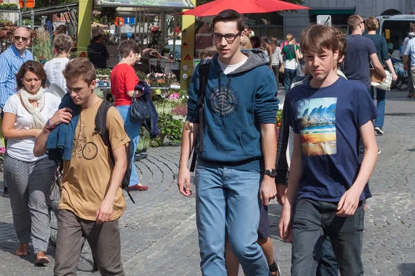 Ismeretlen fiatal ember sétál a Leuven központjában. — Stock Fotó