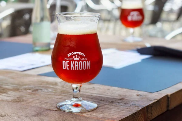 Degustacja oryginalnego piwa marki De Kroon w samej nazwy restauracji. — Zdjęcie stockowe