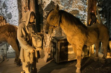 Wieliczka, Polonya - 28 Mayıs 2016: Wieliczka Salt Mine, kukla madenci. 13. yüzyılda açıldı, maden sofra tuzu sürekli 2007 yılına kadar üretilen. Dünyanın en eski tuz madenleri biri.