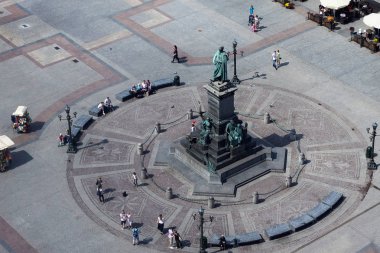 Krakow, Polonya - 29 Mayıs 2016: Adam Mickiewicz Anıtı ana pazar meydanında insanlar yürümeye. St Mary Katedrali kuleden havadan görünümü.