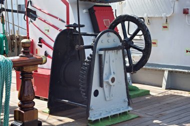 Bir yelkenli gemide çelik vinç.