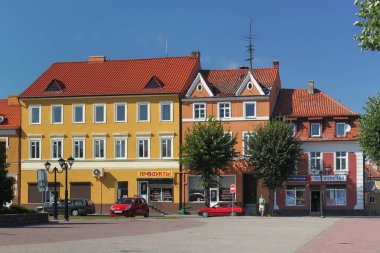 Pravdinsk, Rusya - 17 Ağustos 2013: Tarihi binalar görünümünü 50'nci yıldönümü zafer meydanında. Pravdinsk (önceki Friedland adıdır) 1312 Töton Şövalyeleri tarafından kuruldu..