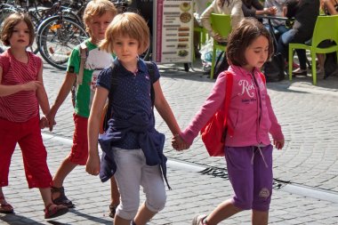 Leuven, Belçika - 05 Eylül 2014: Bilinmeyen grup Leuven şehir merkezinde etrafında bir yürüyüş üzerinde anaokulu çocuk. Flemish Brabant province başkenti şehir olduğunu.